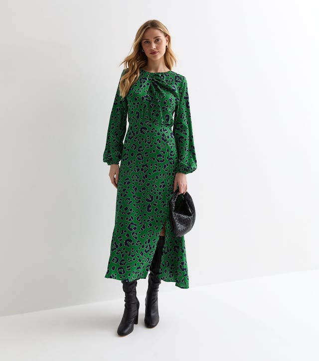 Der Inbegriff von Raffinesse - unser grünes Animal Twist Neck Long Sleeves Midi Dress. Mit einem subtilen Twist-Detail am Hals und langen Ärmeln strahlt dieses Kleid Eleganz und Anmut aus. Der vielseitige grüne Animal-Print verleiht diesem luxuriösen Kleidungsstück einen Hauch von Einzigartigkeit und macht es zu einem Must-Have für jede stilvolle Garderobe.