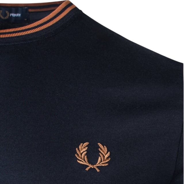 Fred Perry's classic t-shirt will always make a stylish impression. The modern-fit fit ensures the shirt falls slightly fitted along your body. The t-shirt is finished with the embroidered logo on the chest and the familiar stripes on the sleeves and neckline.
