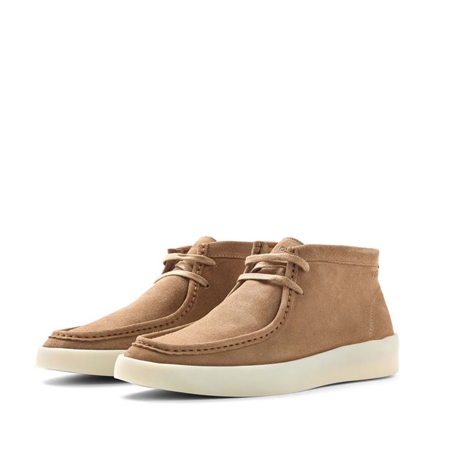Men's Boss Clay Desert Boots in Beige Mens BOSS Clay Desert Boots in beige.- Suede leather upper.- Lace-up design.- Square shape and an apron toe.- Featuring logo accents and a signature-stripe trim.- Rubber sole.- Ref: 50480866-260