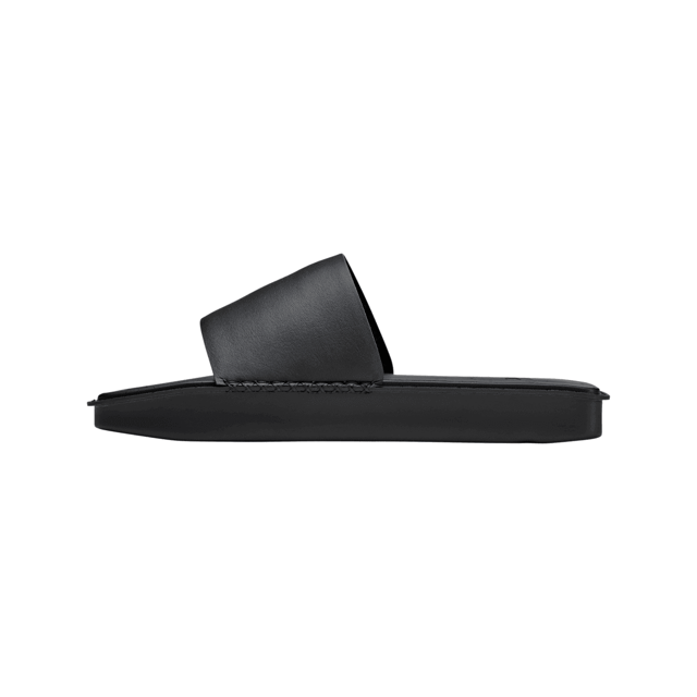 Y-3 Water Slides in zwart.Handgemaakte details accentueren het minimalistische ontwerp van de Y-3 Water Slides. Het EVA voetbed met textuur is gemaakt met opzettelijke onregelmatigheden bovenop. De buitenzool knipoogt naar de beroemde adidas Adilette slides en is afgewerkt met Yohji's handtekening aan de onderkant. Minimalistische Y-3 slides met verrassende textuur.- Slip-on.- Polyurethaan bovenkant.- Synthetisch suède achterkant op bovenkant.- EVA voetbed.- Y-3 logo.- Ref: FZ6423