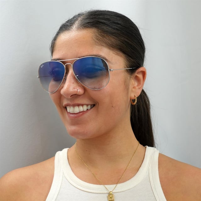 Ray-Ban Aviator 3025 Silver Gradient Blue Light Blue 003 / 3F 62mm Sonnenbrille wurde ursprünglich 1936 für amerikanische Militärpiloten entworfen und ist seitdem zu einem der kultigsten Sonnenbrillenmodelle der Welt geworden. Das zeitlose Design zeichnet sich durch den dünnen Drahtrahmen, die großen tropfenförmigen Linsen und die dünnen Metalltempel aus, die Silikonspitzen und Nasenpads für eine individuelle und bequeme Passform aufweisen. Dieses klassische Modell ist in verschiedenen Größen und einer Reihe von Farben erhältlich.