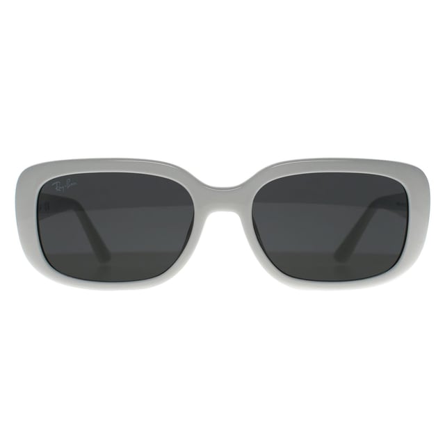 Las gafas de sol Ray-Ban Rectangle Womens Polished Black Dark Grey RB4421D Bio Based ofrecen un atrevido diseño cuadrado fabricado con materiales ligeros de base biológica para una elección más sostenible. Con un ajuste de puente bajo y líneas elegantes y esculpidas, combinan la modernidad con la comodidad durante todo el día. Una montura contemporánea que ofrece el estilo clásico de Ray-Ban con un toque ecológico.