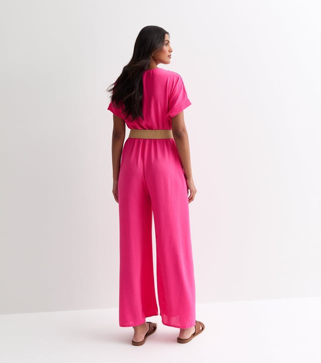 Geniet van moeiteloze elegantie met onze Roze Jumpsuit met korte mouwen en elastische tailleband. Deze jumpsuit is ontworpen met een flatterend elastiek in de taille en heeft een ceintuur om de taille aan te trekken en is perfect voor elke gelegenheid. De zachtroze kleur en korte mouwen voegen een vleugje vrouwelijkheid toe, waardoor het een must-have is voor elke modebewuste vrouw.