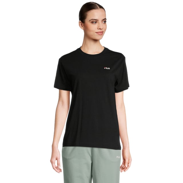 Dos camisetas para mujer de la marca FILA. Mangas cortas, cuello redondo y pequeño logo estampado, hechas de 100% algodón, corte regular.