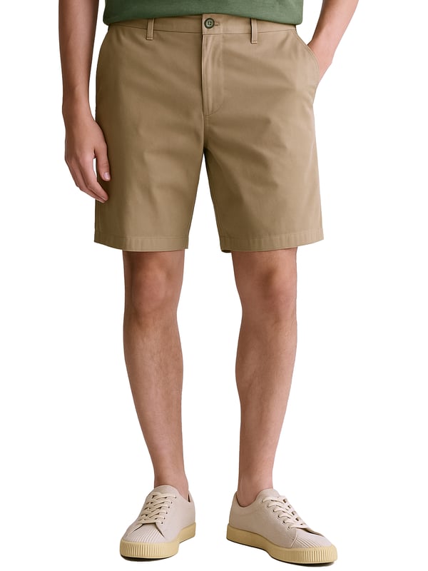 Ce short du quotidien est conçu pour offrir un confort optimal grâce à sa coupe décontractée et sa taille mi-haute. Il s’arrête juste au-dessus du genou et comprend une fermeture à bouton sur le devant, des poches avant en biais et des poches arrière passepoilées à double bouton. Confectionné en 100 % coton avec une finition douce et grattée, il est orné de notre logo emblématique GANT sur la poche arrière droite.
