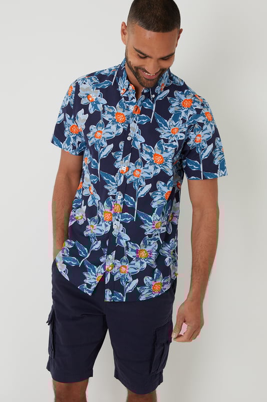 These cotton, regular fit cargo shorts from Threadbare feature a stylish drawcord hem, front and back pockets and two additional cargo pockets and has a zip fly fastening. A great addition to your summer wardrobe. Other colours available.