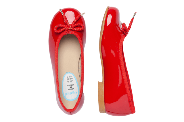 Des ballerines sophistiquées, confortables et douces. Chaussure de type ballerine en tissu cuir verni. L'intérieur et la semelle sont fabriqués avec une doublure textile AngelitoS, des protecteurs d'orteils et de talon et une semelle antidérapante en cuir Lite. Chaussures conçues et fabriquées en Espagne.