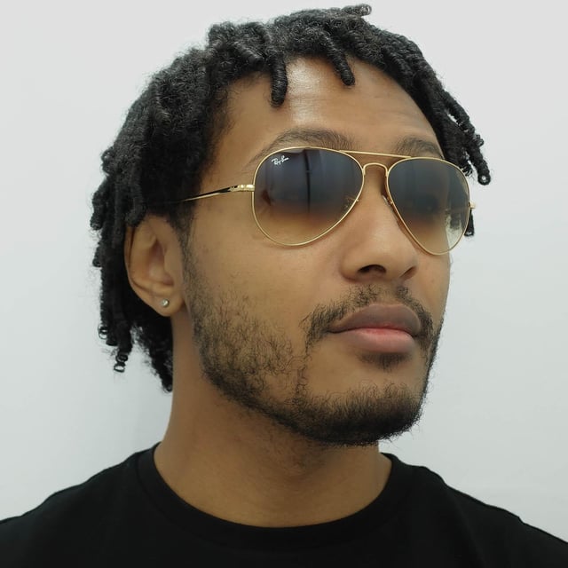 Ray-Ban Zonnebril Aviator Metal II RB3689 914751 Goud bruingradiënt zijn een update van de klassieke vlieger. De 3689 zijn bijna identiek aan de 3025 Aviator, maar met nieuwe platte tempels. De legendarische vlieger wordt gekenmerkt door de iconische traanvormige lenzen en dubbele brug. Plastic tempeltips en verstelbare neuskussens zorgen voor comfort en dit model is verkrijgbaar in twee maten; Klein en medium, dus u zult gegarandeerd een paar vinden dat perfect voor u is!