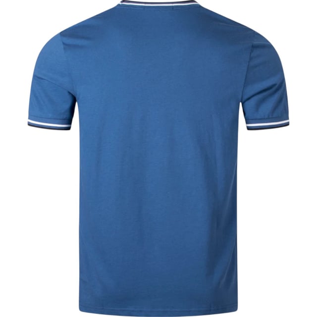 Fred Perry's classic t-shirt will always make a stylish impression. The modern-fit fit ensures the shirt falls slightly fitted along your body. The t-shirt is finished with the embroidered logo on the chest and the familiar stripes on the sleeves and neckline.