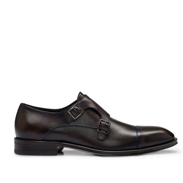 Heren Boss Derrek Monk in bruin Heren BOSS Derrek Monk in bruin.- Bovenwerk in leer.- Dubbele monkstrap met gesp.- Amandelvormige teen.- Gestapelde houten zool.- Ref: 50492226202