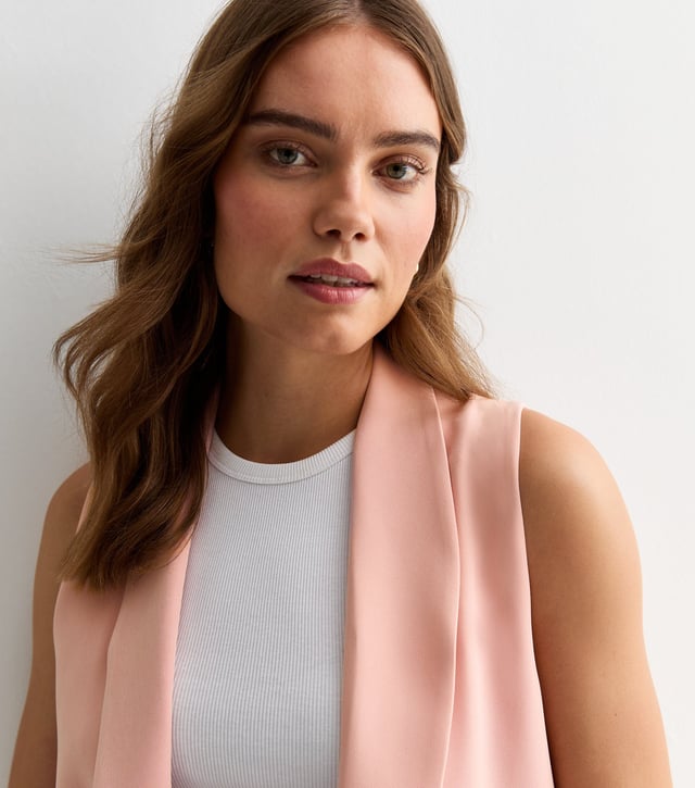 Presentamos nuestro chaleco largo a medida rosa, un complemento de lujo para su armario. Confeccionado en un delicado tono rubor y confeccionado a la perfección, este chaleco irradia elegancia y sofisticación. Eleve cualquier atuendo con su silueta larga y añada un toque de lujo a su armario.