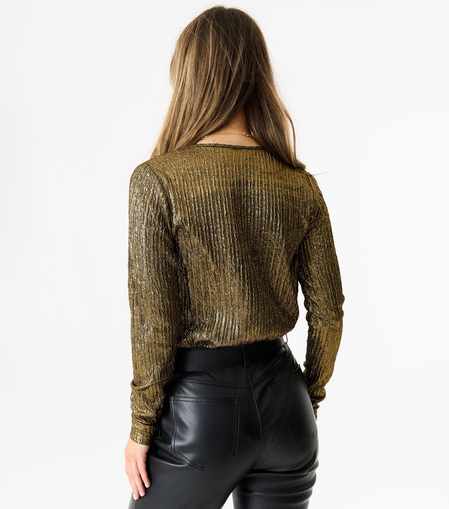 Elevate your fashion game with this Metallic Plisse Wrap Front Bodysuit. The metallic finish adds a touch of glamour to your outfit, while the wrap front design flatters your figure. The bodysuit is perfect for a night out, an event, or any occasion where you want to make a statement.
