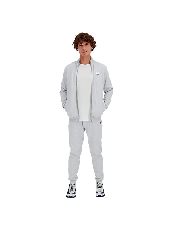 Gilet Le Coq Sportif Essentiels Herren Grau Baumwolle. Authentisches Kleidungsstück der Marke Le Coq Sportif - Streetwear/Sportswear-Design von Le Coq Sportif - Le Coq Sportif für Herren, modisch und perfekt für den Alltag - Der graue Gilet von Le Coq Sportif lässt sich perfekt mit dem Rest Ihrer Garderobe kombinieren - bequeme Baumwollmaterial - klassisch - Essentiels -