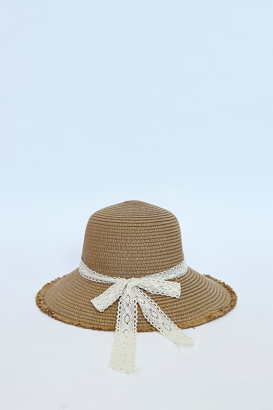 This dome-style hat features a wide, frayed brim to shield your face from UV rays, offering sun protection. The delicate lace ribbon adds a feminine touch, making it the perfect accessory to complement any holiday outfit. Crafted from breathable materials for comfort and style. SKU: HW320328