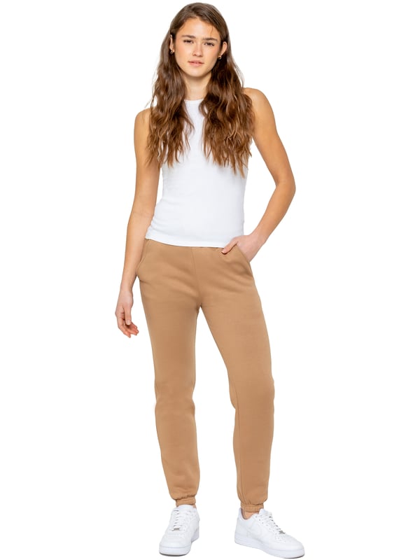 Experimenta el máximo confort y estilo con los Joggers para Mujer de Enzo. Diseñados con un suave forro interior de felpa y un ajuste relajado, estos pantalones son perfectos para uso diario. También incluyen características convenientes como 2 bolsillos laterales, un diseño de pierna con puños, y una cintura elástica con cordones ajustables.