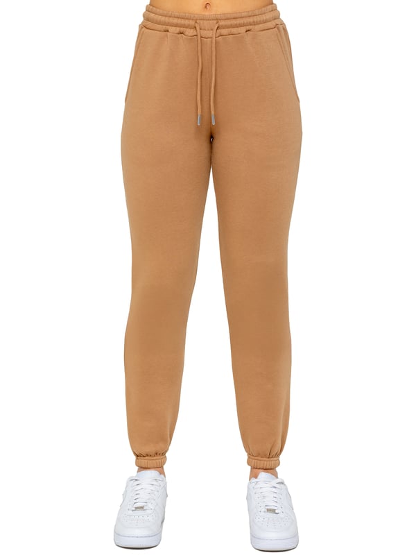 Experimenta el máximo confort y estilo con los Joggers para Mujer de Enzo. Diseñados con un suave forro interior de felpa y un ajuste relajado, estos pantalones son perfectos para uso diario. También incluyen características convenientes como 2 bolsillos laterales, un diseño de pierna con puños, y una cintura elástica con cordones ajustables.