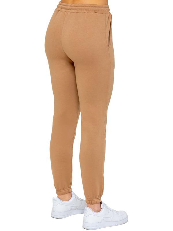 Experimenta el máximo confort y estilo con los Joggers para Mujer de Enzo. Diseñados con un suave forro interior de felpa y un ajuste relajado, estos pantalones son perfectos para uso diario. También incluyen características convenientes como 2 bolsillos laterales, un diseño de pierna con puños, y una cintura elástica con cordones ajustables.