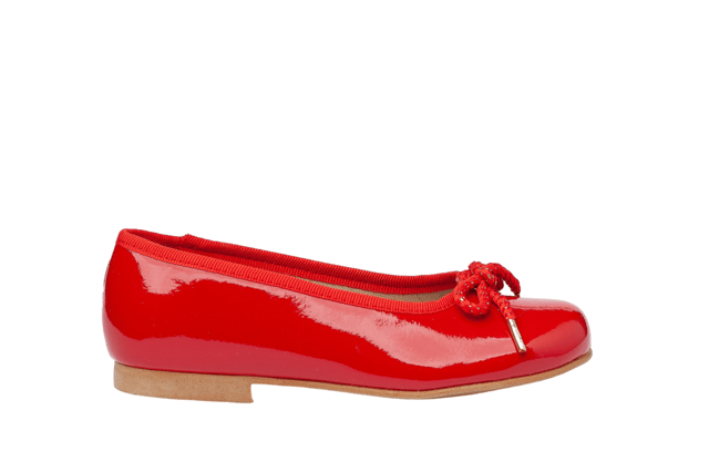 Des ballerines sophistiquées, confortables et douces. Chaussure de type ballerine en tissu cuir verni. L'intérieur et la semelle sont fabriqués avec une doublure textile AngelitoS, des protecteurs d'orteils et de talon et une semelle antidérapante en cuir Lite. Chaussures conçues et fabriquées en Espagne.