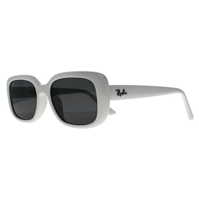 Las gafas de sol Ray-Ban Rectangle Womens Polished Black Dark Grey RB4421D Bio Based ofrecen un atrevido diseño cuadrado fabricado con materiales ligeros de base biológica para una elección más sostenible. Con un ajuste de puente bajo y líneas elegantes y esculpidas, combinan la modernidad con la comodidad durante todo el día. Una montura contemporánea que ofrece el estilo clásico de Ray-Ban con un toque ecológico.