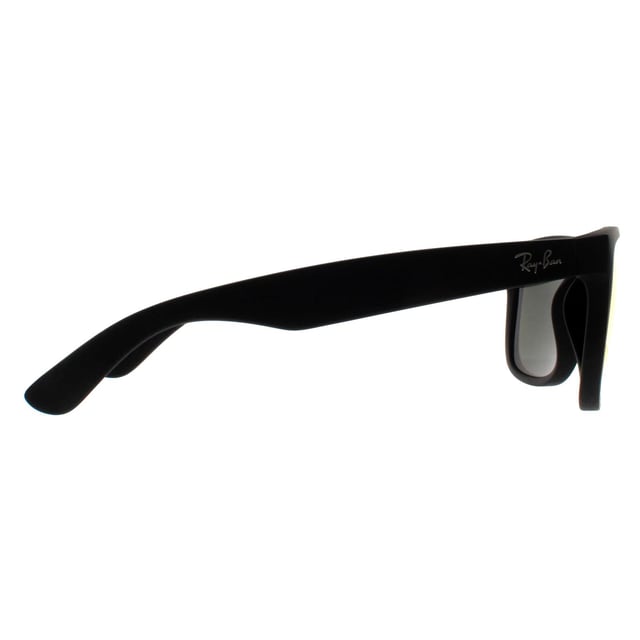 Las gafas de sol Ray-Ban Justin 4165 622 / 6Q Rubber Black Red Mirror están inspiradas en las Wayfarer 2140 originales y son uno de los diseños más cool de toda la colección Ray-Ban. Justin es un estilo atrevido con lentes grandes y cuadradas que se adaptan a la mayoría de formas de cara y comparten las mismas patillas aladas que las clásicas 2140. La montura de plástico propionato es superligera para mayor comodidad y también están disponibles en colores vivos y frescos como las opciones tradicionales. Las Ray-Ban Justin forman parte de la colección Highstreet, lo que las convierte en una opción asequible.
