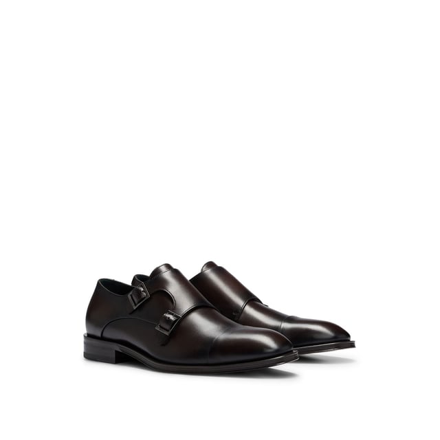 Heren Boss Derrek Monk in bruin Heren BOSS Derrek Monk in bruin.- Bovenwerk in leer.- Dubbele monkstrap met gesp.- Amandelvormige teen.- Gestapelde houten zool.- Ref: 50492226202