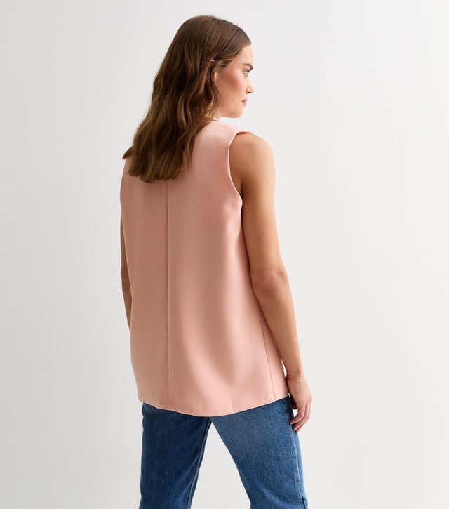 Presentamos nuestro chaleco largo a medida rosa, un complemento de lujo para su armario. Confeccionado en un delicado tono rubor y confeccionado a la perfección, este chaleco irradia elegancia y sofisticación. Eleve cualquier atuendo con su silueta larga y añada un toque de lujo a su armario.