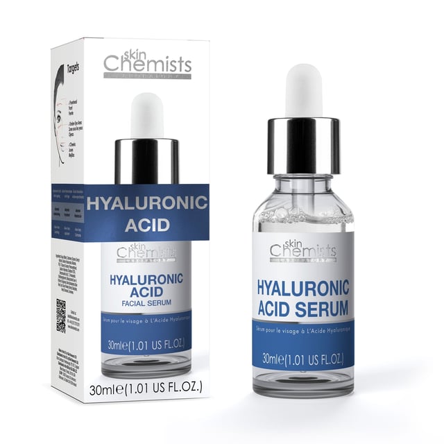 Experimenta una hidratación profunda con este suero avanzado, que cuenta con ácido hialurónico, el cual atrae la humedad a la piel, dejándola rellena y revitalizada. Enriquecido con polvo de jugo de hoja de aloe vera calmante, calma y nutre la piel, mientras que la glicerina trabaja para mantener niveles óptimos de hidratación. La inclusión de alantoína promueve la curación y la regeneración de la piel, lo que lo hace perfecto para todo tipo de piel. Esta fórmula ligera se absorbe rápidamente, proporcionando una sensación refrescante y un cutis radiante. Con su mezcla de ingredientes de alta calidad, este suero es tu solución ideal para una complexión hidratada y de aspecto saludable.