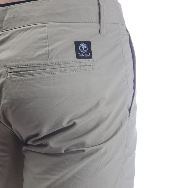Mens Timberland Topsfield Twill Chinos Shorts in beige.- Button and fly closure.- Side pockets.- Back pockets.- Comfort stretch.- Regular fit.- 97% Cotton  3% Elastane.- Ref: A2DRXDH41