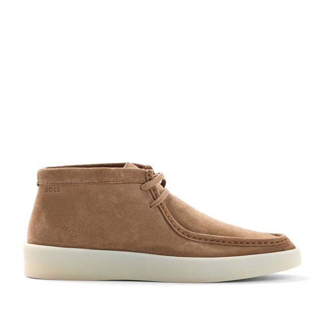Men's Boss Clay Desert Boots in Beige Mens BOSS Clay Desert Boots in beige.- Suede leather upper.- Lace-up design.- Square shape and an apron toe.- Featuring logo accents and a signature-stripe trim.- Rubber sole.- Ref: 50480866-260