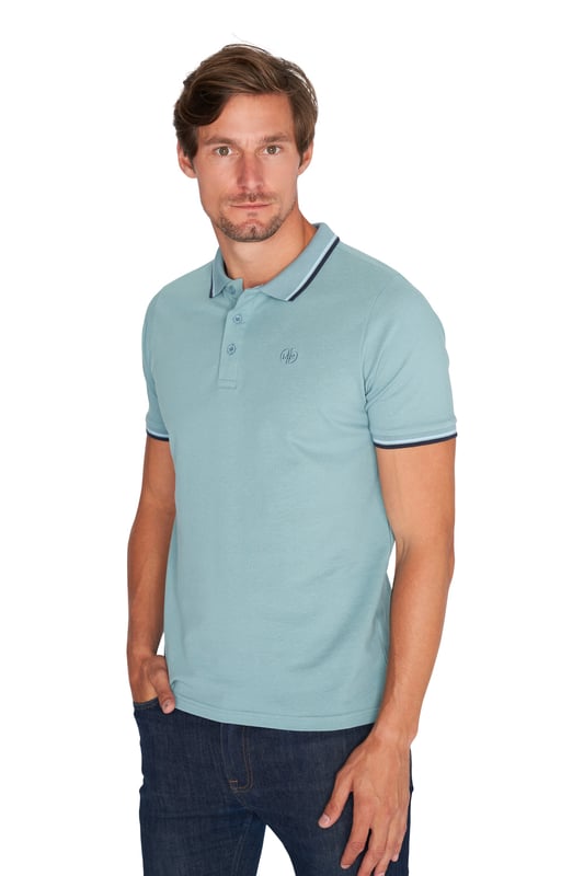 Mario Russo polotröja för män. Pikén är tillverkad i 100% bomull och har en normal passform.  Varumärke: Mario RussoModellnamn: Tipped Polo EdwardKategori: polo för mänMaterial: bomullFärg: blå