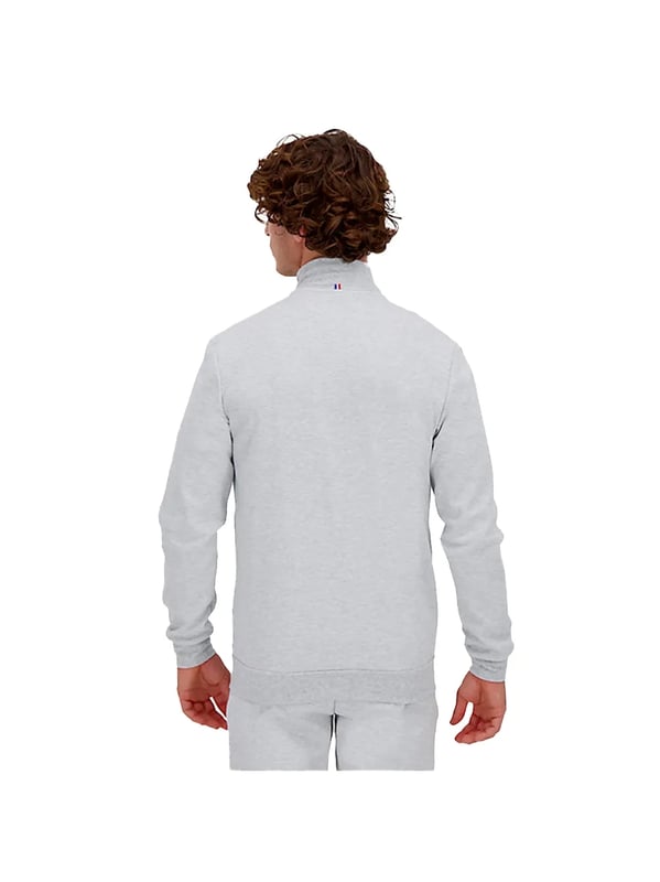 Gilet Le Coq Sportif Essentiels Herren Grau Baumwolle. Authentisches Kleidungsstück der Marke Le Coq Sportif - Streetwear/Sportswear-Design von Le Coq Sportif - Le Coq Sportif für Herren, modisch und perfekt für den Alltag - Der graue Gilet von Le Coq Sportif lässt sich perfekt mit dem Rest Ihrer Garderobe kombinieren - bequeme Baumwollmaterial - klassisch - Essentiels -