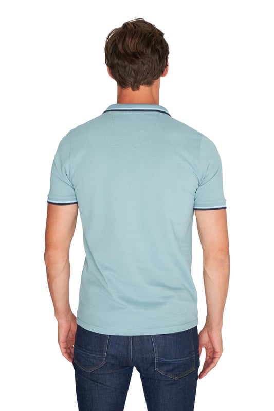 Mario Russo polotröja för män. Pikén är tillverkad i 100% bomull och har en normal passform.  Varumärke: Mario RussoModellnamn: Tipped Polo EdwardKategori: polo för mänMaterial: bomullFärg: blå