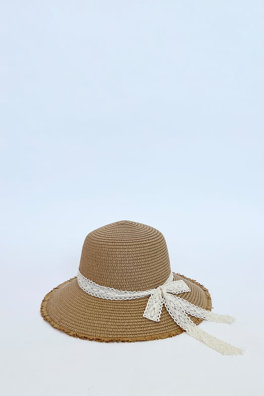 This dome-style hat features a wide, frayed brim to shield your face from UV rays, offering sun protection. The delicate lace ribbon adds a feminine touch, making it the perfect accessory to complement any holiday outfit. Crafted from breathable materials for comfort and style. SKU: HW320328