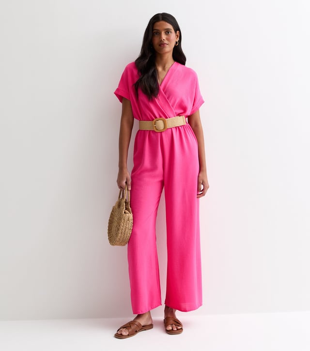 Geniet van moeiteloze elegantie met onze Roze Jumpsuit met korte mouwen en elastische tailleband. Deze jumpsuit is ontworpen met een flatterend elastiek in de taille en heeft een ceintuur om de taille aan te trekken en is perfect voor elke gelegenheid. De zachtroze kleur en korte mouwen voegen een vleugje vrouwelijkheid toe, waardoor het een must-have is voor elke modebewuste vrouw.