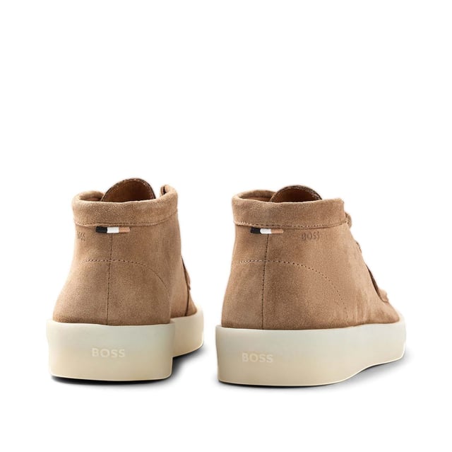 Men's Boss Clay Desert Boots in Beige Mens BOSS Clay Desert Boots in beige.- Suede leather upper.- Lace-up design.- Square shape and an apron toe.- Featuring logo accents and a signature-stripe trim.- Rubber sole.- Ref: 50480866-260