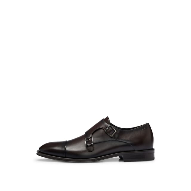 Heren Boss Derrek Monk in bruin Heren BOSS Derrek Monk in bruin.- Bovenwerk in leer.- Dubbele monkstrap met gesp.- Amandelvormige teen.- Gestapelde houten zool.- Ref: 50492226202