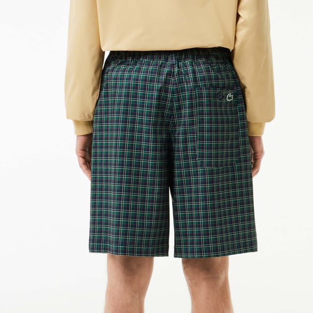 Men's Lacoste Sport Ultra-Dry checked Golf Bermuda Shorts.- Non-slip gripper tape holds top in place.- Relaxed, comfortable fit.- Ball and notebook pockets.- Elasticated waist.- Silicone crocodile. Material: 100% Polyester. Ref: FH7424IQ6.