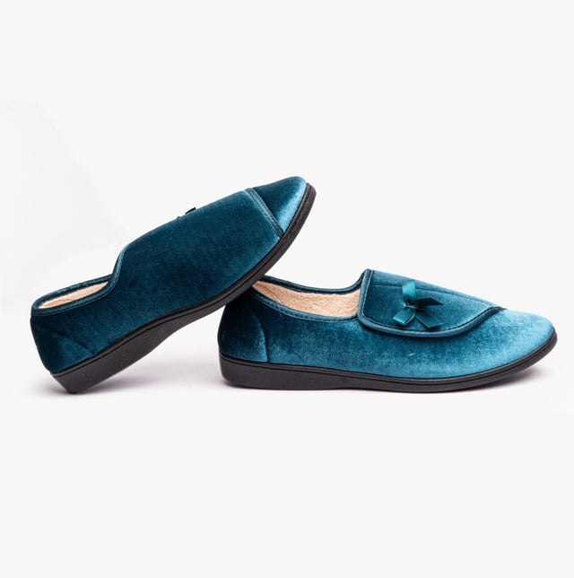 Dr Keller Dr Keller VIOLA Womens Slippers Blue

 Upper Material: Textile

Lining Material: Textile

Sole Material: Synthetic

Closure/Fastening: Touch Fasten

Features: Comfort,Warm Lining

Toe Shape: Round

Shoe Width: Relaxed

Item Weight: 0.6 KG

Heel Height: Flat (Under 2.5cm)

Slipper Style: Full Slipper

Gift Boxed: No
Product Code: B1114-BLU