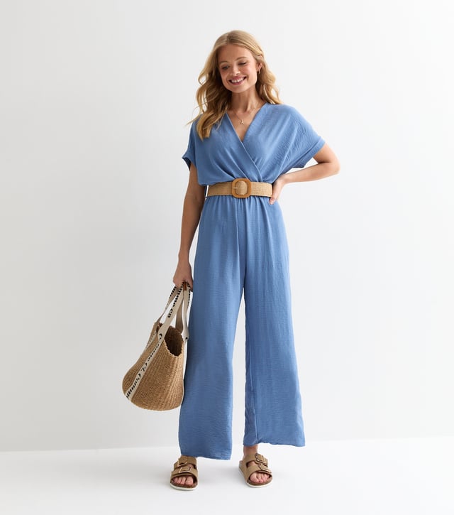 Déjate llevar por la elegancia y la sofisticación con nuestro jersey azul claro de manga corta y cintura elástica con cinturón. Esta prenda versátil, que combina a la perfección comodidad y estilo, realzará tu vestuario con su silueta desenfadada y su elegante cintura con cinturón. Disfruta del lujo y marca tendencia con esta prenda imprescindible.