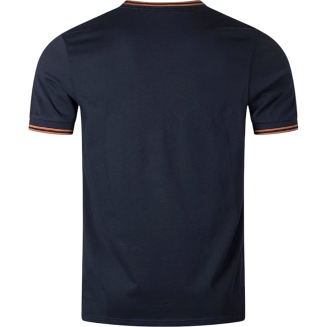 Fred Perry's classic t-shirt will always make a stylish impression. The modern-fit fit ensures the shirt falls slightly fitted along your body. The t-shirt is finished with the embroidered logo on the chest and the familiar stripes on the sleeves and neckline.
