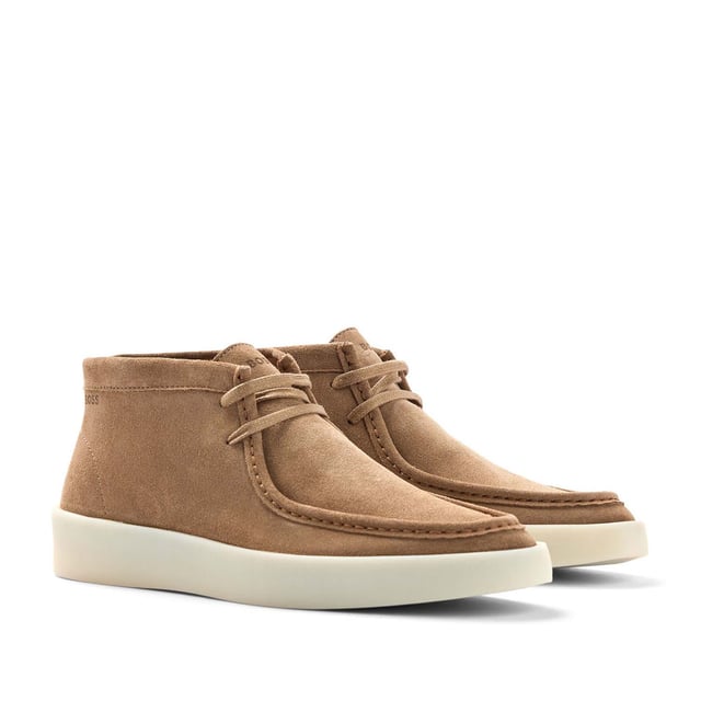 Men's Boss Clay Desert Boots in Beige Mens BOSS Clay Desert Boots in beige.- Suede leather upper.- Lace-up design.- Square shape and an apron toe.- Featuring logo accents and a signature-stripe trim.- Rubber sole.- Ref: 50480866-260