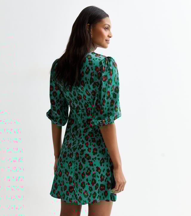 Disfruta de un toque salvaje con nuestro minivestido con cuello en V y estampado animal verde. Con un diseño atemporal de cuello en V y un atrevido estampado animal, este minivestido irradia lujo y sofisticación. Perfecto para cualquier ocasión, elevará sin esfuerzo tu vestuario con su estilo exclusivo y elegante.
