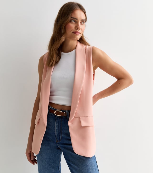 Presentamos nuestro chaleco largo a medida rosa, un complemento de lujo para su armario. Confeccionado en un delicado tono rubor y confeccionado a la perfección, este chaleco irradia elegancia y sofisticación. Eleve cualquier atuendo con su silueta larga y añada un toque de lujo a su armario.