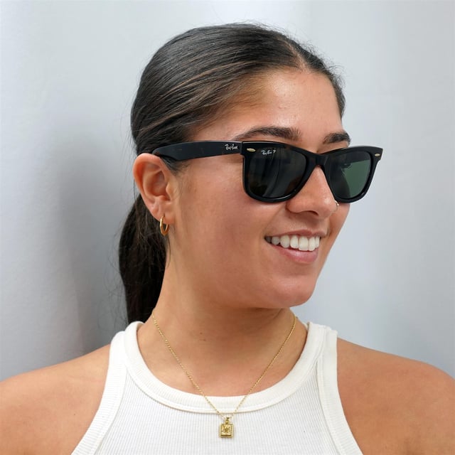 Las gafas de sol Ray-Ban Wayfarer 2140 Tortoise Green G-15 polarizadas medianas de 50 mm son uno de los estilos de gafas de sol más conocidos y vendidos en todo el mundo, y son muy populares entre famosos, músicos y artistas. Su distintivo diseño angular y su montura gruesa son toda una declaración de estilo, y Ray-Ban utiliza constantemente colores y diseños vibrantes para actualizar este estilo clásico y popular. La ligera montura de acetato es cómoda y el logotipo de Ray-Ban aparece junto a las patillas aladas esculpidas en la esquina de la lente.