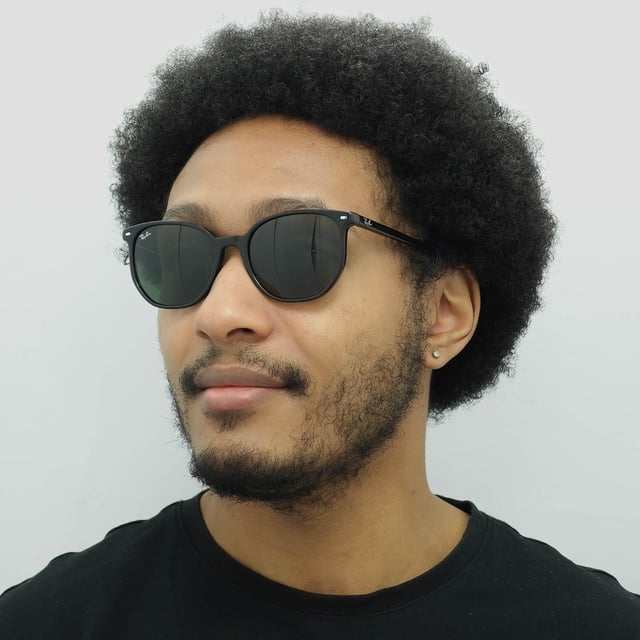 Las gafas de sol Ray-Ban Square Unisex Negro Pulido G15 Verde RB2197 Elliot están fabricadas con precisión y estilo. Estas gafas de sol tienen una montura elegante y moderna que irradia confianza y sofisticación. Las líneas limpias y la silueta llamativa ofrecen tanto un diseño progresivo como una protección UV excepcional, manteniendo sus ojos protegidos al tiempo que hace una declaración de moda audaz.